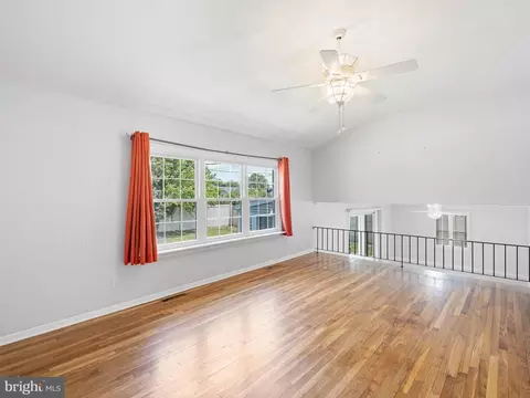 Living - 20 Glyn Dr, Newark, DE 19713 photo 9 of 12