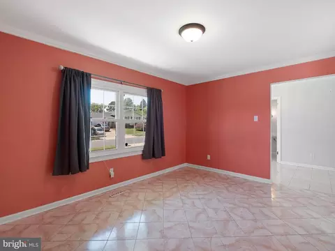 Living - 20 Glyn Dr, Newark, DE 19713 photo 1 of 12