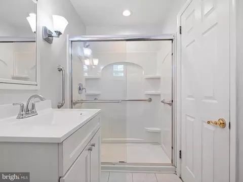 Bath - 20 Glyn Dr, Newark, DE 19713 photo 2 of 3