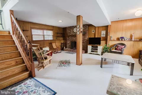 Living - 17 Argyle Rd, Newark, DE 19713 photo 4 of 4