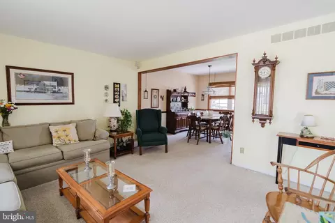 Living - 17 Argyle Rd, Newark, DE 19713 photo 1 of 4