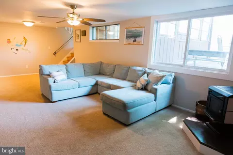 Living - 14 Sheldrake Rd, Newark, DE 19713 photo 3 of 3