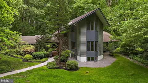 2 Barley Mill Dr, Wilmington, DE 19807