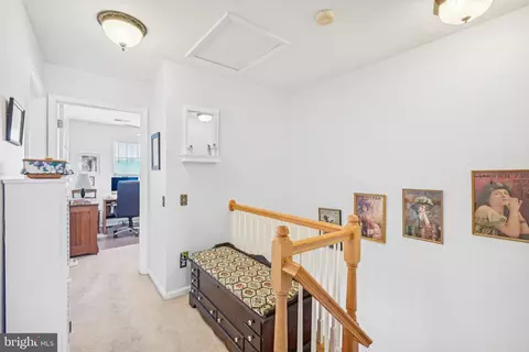 Entry Way - 21 Lisa Dr, Newark, DE 19702 photo 8 of 10