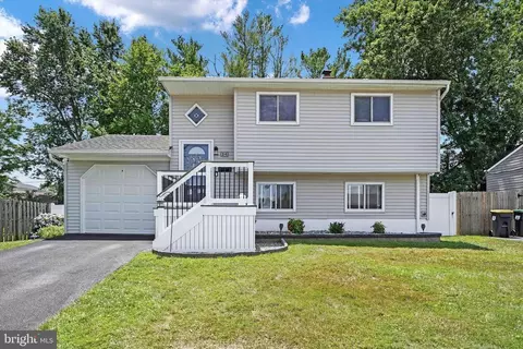 24 Auburn Dr, New Castle, DE 19720