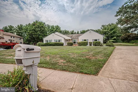 4 Headwater Ln, Newark, DE 19711