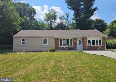 24 E Clairmont Dr, Newark, DE 19702