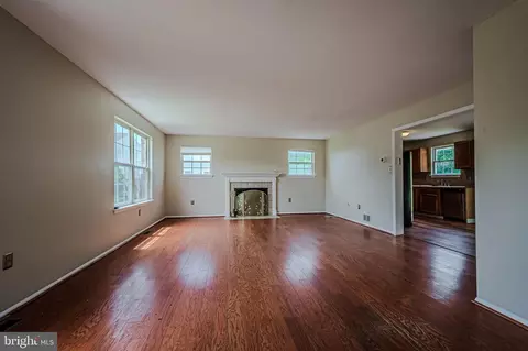 Living - 27 Shadow Ln, Bear, DE 19701 photo 3 of 4