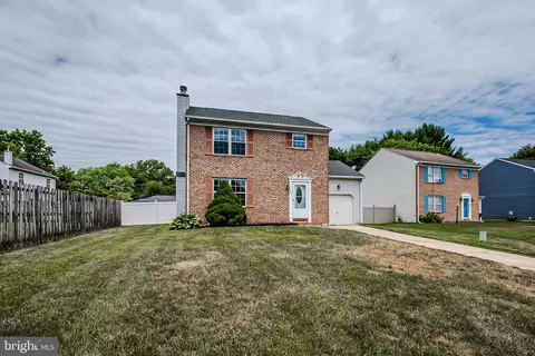 27 Shadow Ln, Bear, DE 19701