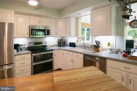 Kitchen - 5869 5 - 5871 Summit Bridge Rd, Townsend, DE 19734 photo 3 of 4