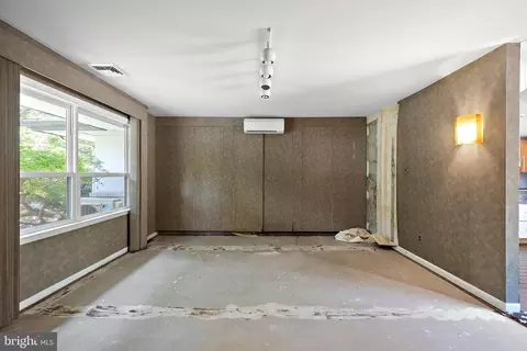 Living - 1725 Gunning Dr, Wilmington, DE 19803 photo 3 of 7