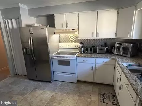 Kitchen - 17 Chancellor Dr, Newark, DE 19713 photo 2 of 2