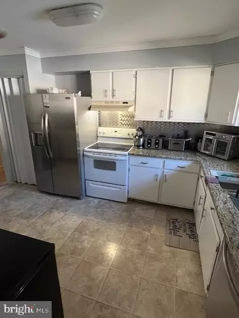 Kitchen - 17 Chancellor Dr, Newark, DE 19713 photo 1 of 2