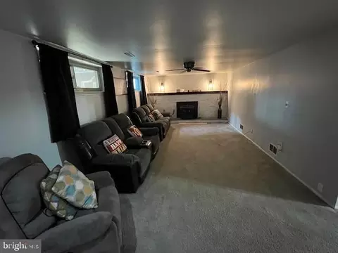 Living - 17 Chancellor Dr, Newark, DE 19713 photo 2 of 3