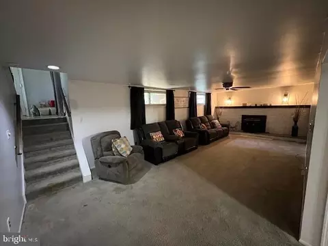 Living - 17 Chancellor Dr, Newark, DE 19713 photo 1 of 3