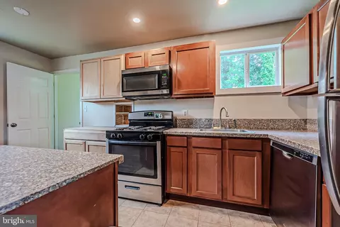 Kitchen - 45 Roxeter Rd, New Castle, DE 19720 photo 2 of 2