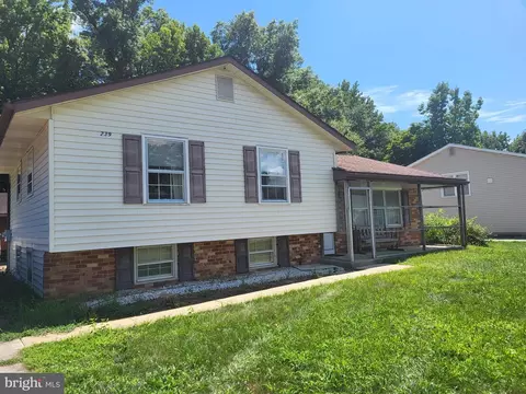 239 Oakfield Dr, Newark, DE 19713