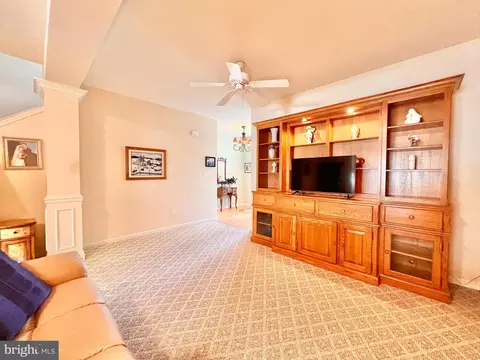 Living - 48 Springfield Cir, Middletown, DE 19709 photo 2 of 4