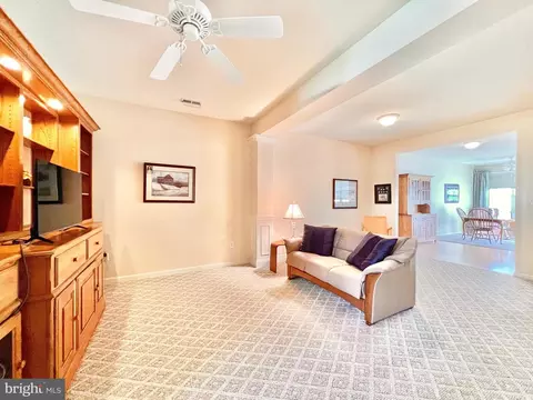 Living - 48 Springfield Cir, Middletown, DE 19709 photo 3 of 4