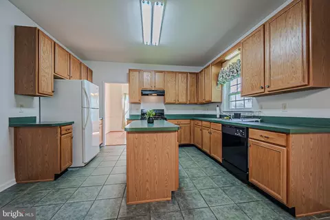 Kitchen - 44 Deerborne Trl, Newark, DE 19702 photo 1 of 2