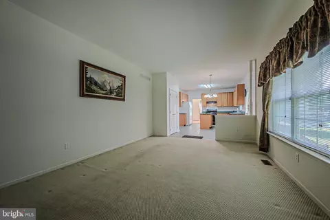 Living - 44 Deerborne Trl, Newark, DE 19702 photo 2 of 4