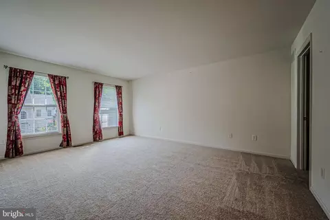 Living - 44 Deerborne Trl, Newark, DE 19702 photo 4 of 4