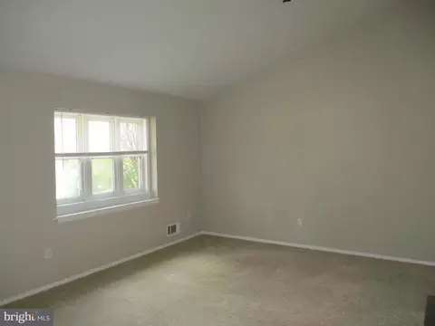 4 Flute Dr, Newark, DE 19713 photo 2