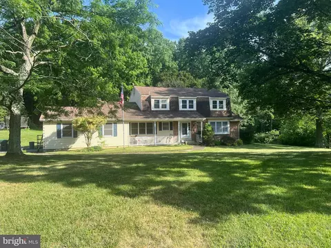 2 Canter Cir, Newark, DE 19711