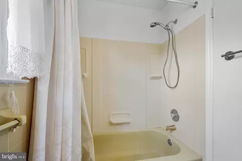 Bath - 39 Worral Dr, Newark, DE 19711 photo 2 of 3