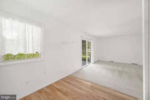 Living - 39 Worral Dr, Newark, DE 19711 photo 3 of 5