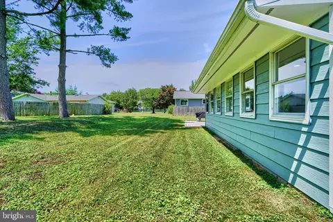 Exterior - 3 Cornwall Dr, Newark, DE 19711 photo 7 of 10