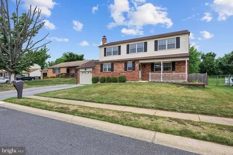 5 Calwell Dr, New Castle, DE 19720