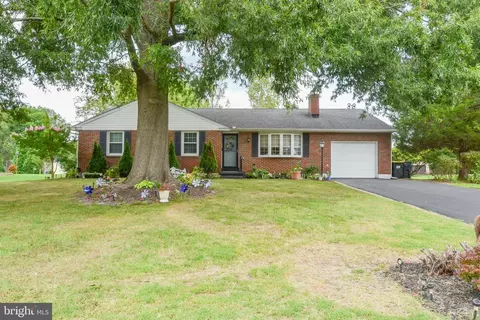 129 Carlotta Dr, Bear, DE 19701 photo 2