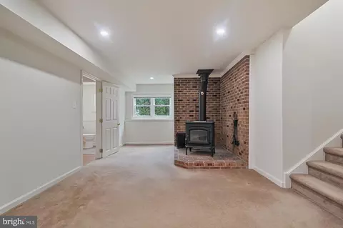 Living - 129 Sonant Dr, Newark, DE 19713 photo 1 of 7