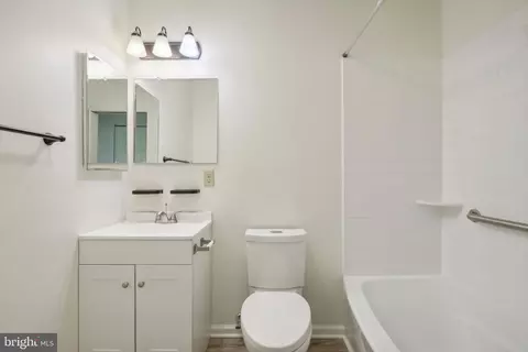 Bath - 522 Concord Bridge Pl, Newark, DE 19702 photo 1 of 1