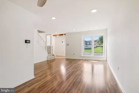 Living - 522 Concord Bridge Pl, Newark, DE 19702 photo 3 of 4