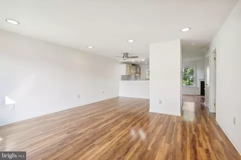 Living - 522 Concord Bridge Pl, Newark, DE 19702 photo 1 of 4