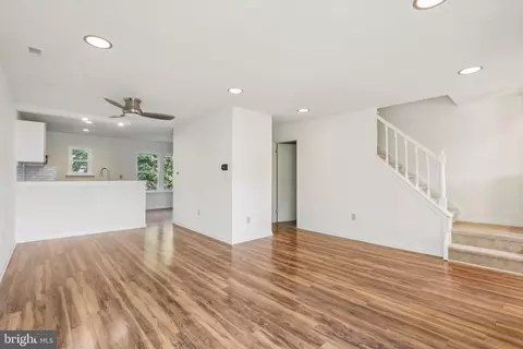 Living - 522 Concord Bridge Pl, Newark, DE 19702 photo 2 of 4