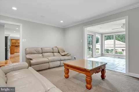 Living - 8 Staten Dr, Hockessin, DE 19707 photo 2 of 2