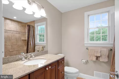 Bath - 8 Staten Dr, Hockessin, DE 19707 photo 3 of 4