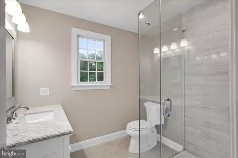 Bath - 8 Staten Dr, Hockessin, DE 19707 photo 2 of 4
