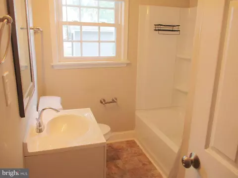 Bath - 809 S Cass St, Middletown, DE 19709 photo 1 of 1