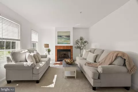 Living - 7 Renee Ct, Newark, DE 19713 photo 1 of 8