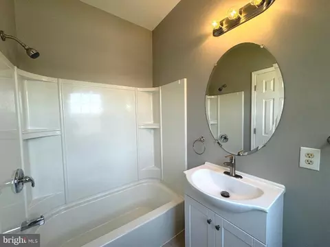 Bath - 9 Robert Rhett Way, Newark, DE 19702 photo 2 of 12