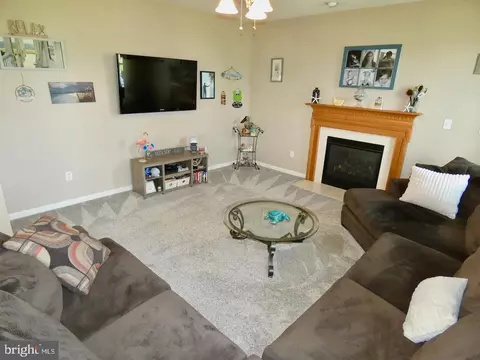 Living - 509 Aviemore Dr, Townsend, DE 19734 photo 3 of 4