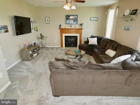 Living - 509 Aviemore Dr, Townsend, DE 19734 photo 2 of 4