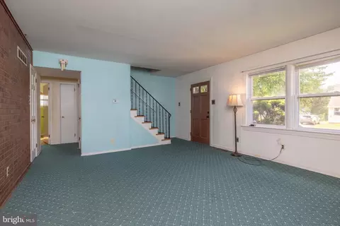 Living - 612 Ilse Dr, Newark, DE 19713 photo 2 of 3