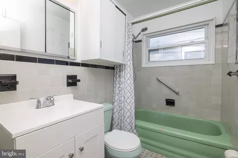 Bath - 612 Ilse Dr, Newark, DE 19713 photo 1 of 1