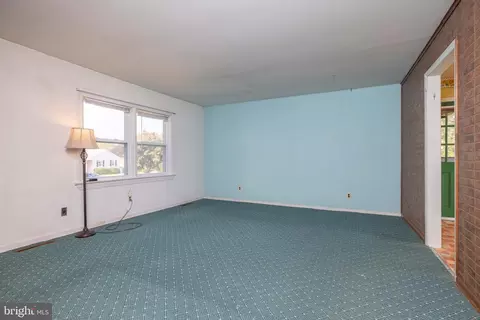 Living - 612 Ilse Dr, Newark, DE 19713 photo 1 of 3