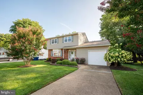 27 Winburne Dr, New Castle, DE 19720